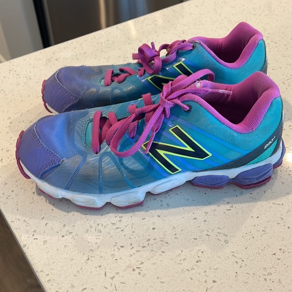 Kids New Balance sneakers size 5.5 - Picture 3 of 4